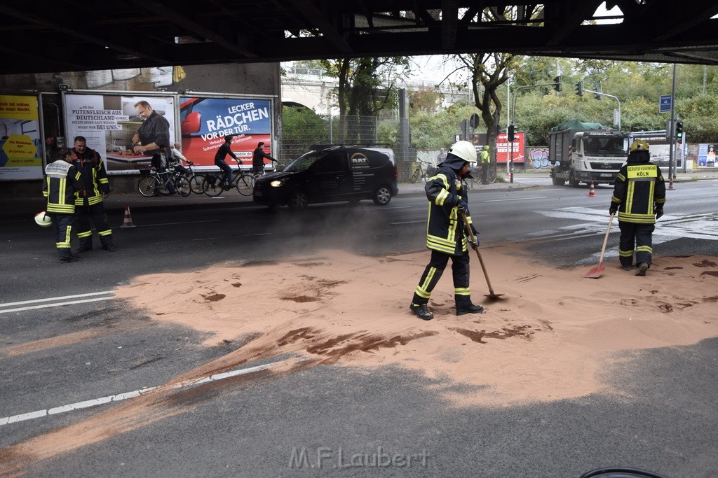 LKW blieb unter Bruecke haengen Koeln Ehrenfeld Innere Kanalstr Hornstr P376.JPG - Miklos Laubert